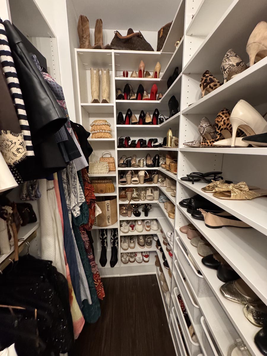 closet-shoe-shelves-handbag-storage