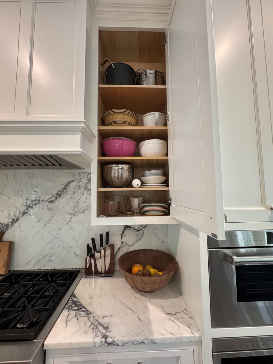 kitchen-cabinet-mixing-bowls-colanders